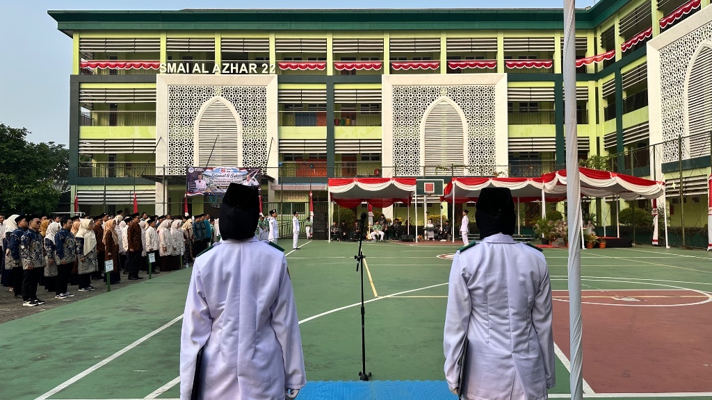 Petugas Paskibra dari SMP Islam Al Azhar 16 Cikarang menjalankan tugas dalam Upacara HUT RI ke-81.