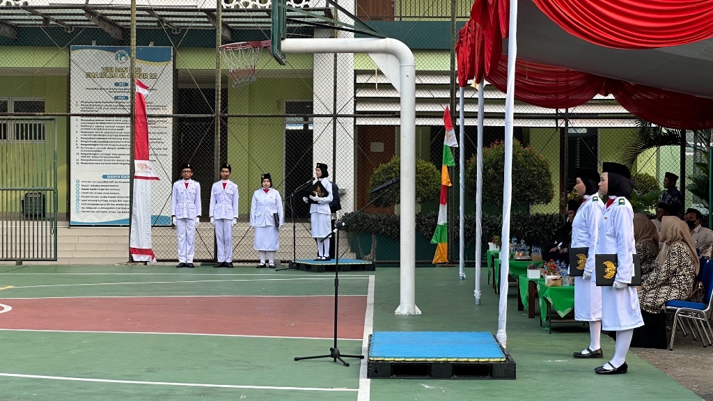 Petugas Paskibra dari SMP Islam Al Azhar 16 Cikarang menjalankan tugas dalam Upacara HUT RI ke-81.