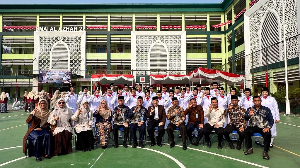 Kebersamaan pimpinan unit, guru, dan petugas upacara dalam peringatan HUT RI ke-81 di Kampus Al Azhar Cikarang.