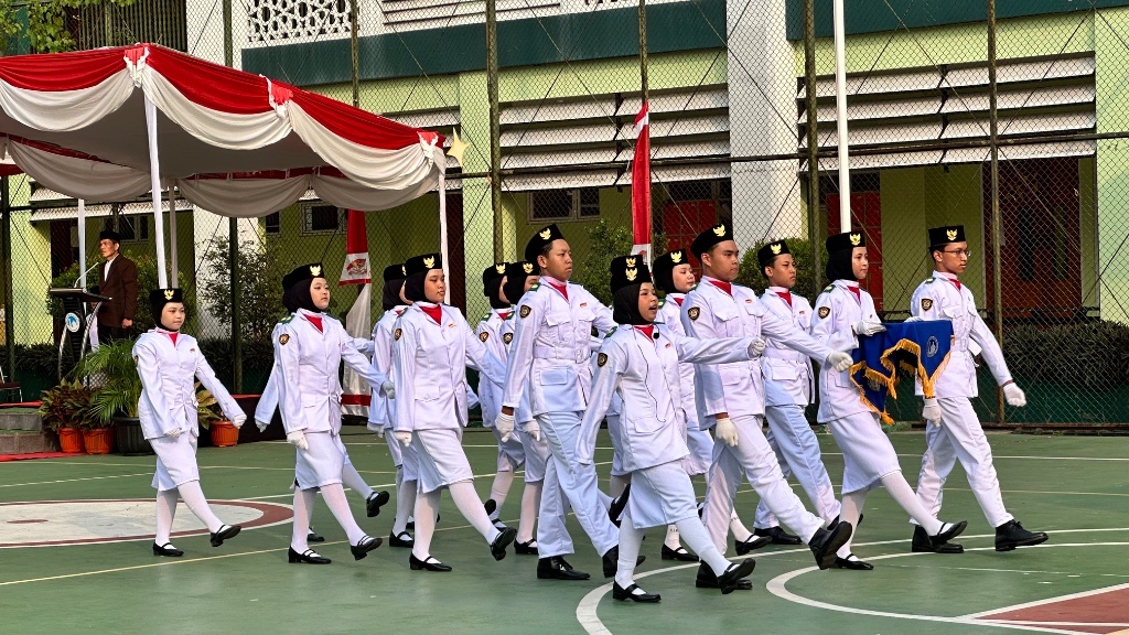 Petugas Paskibra dari SMP Islam Al Azhar 16 Cikarang menjalankan tugas dalam Upacara HUT RI ke-81.