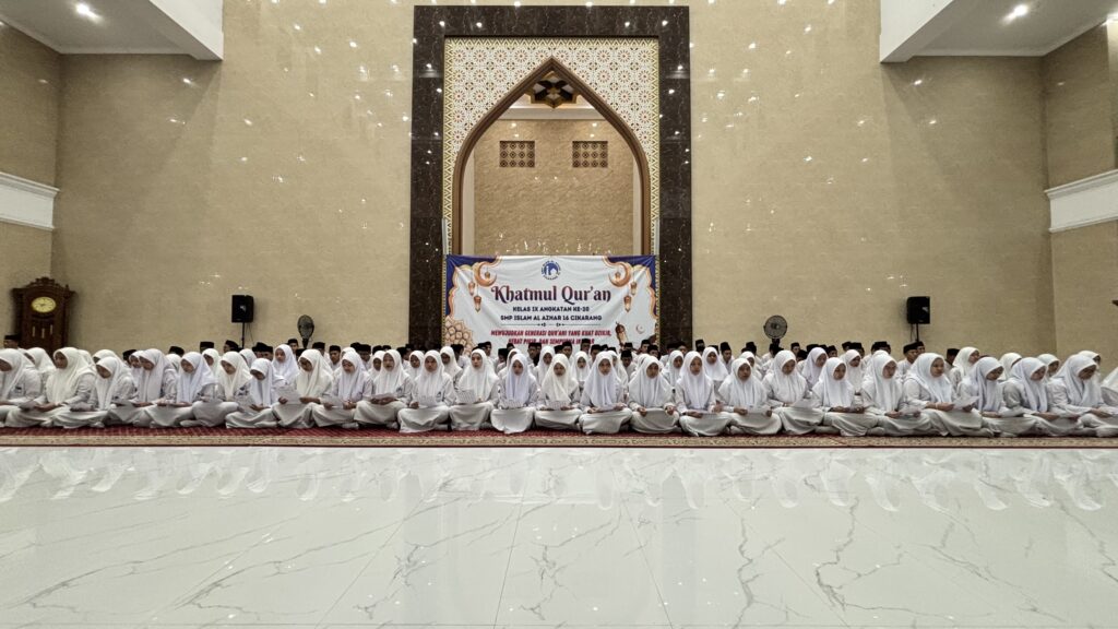 Seluruh murid kelas 9 SMP Al Azhar 16 Cikarang duduk berbaris di hadapan orang tua.