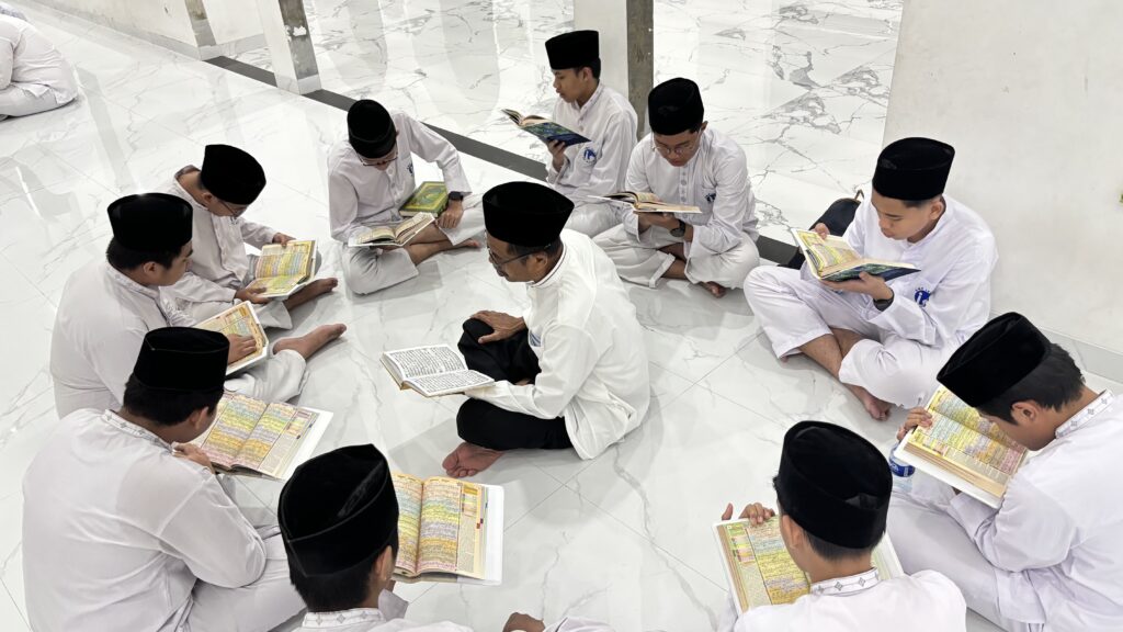 Kelompok murid laki-laki SMP Al Azhar 16 Cikarang mengaji diawasi oleh guru pembimbing.