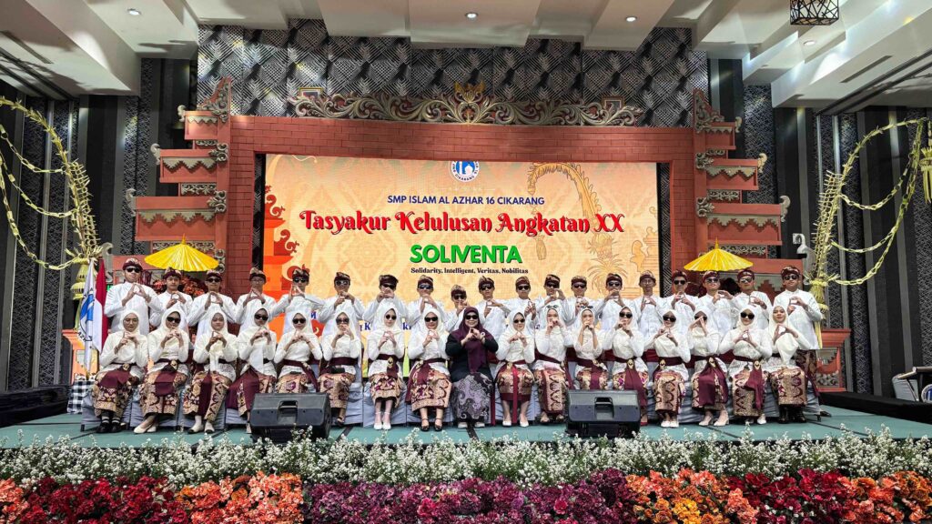 Sekelompok murid perempuan kelas 9 SMP Islam Al Azhar 16 Cikarang tampil bergaya mengenakan kebaya dan kacamata hitam di atas panggung.