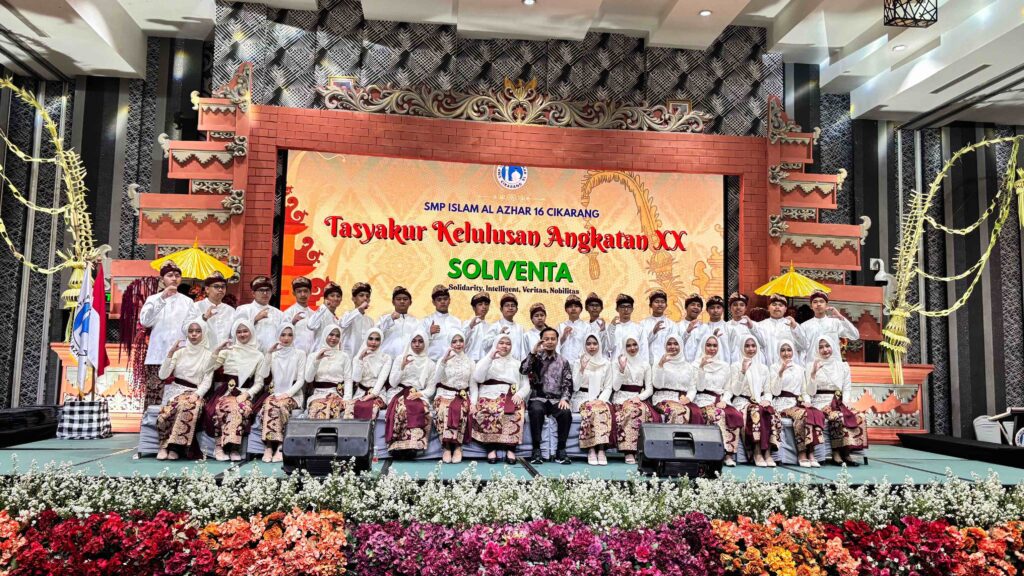 Foto bersama murid laki-laki dan perempuan Angkatan XX SMP Islam Al Azhar 16 Cikarang dalam balutan busana tradisional yang elegan.
