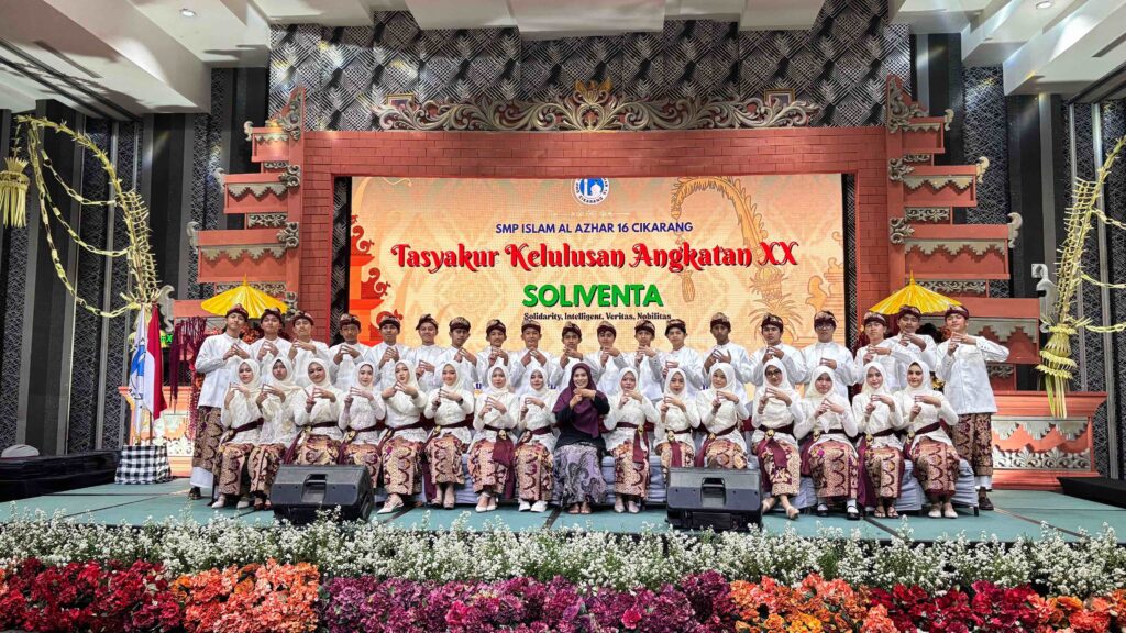 Foto bersama murid laki-laki dan perempuan kelas 9C Angkatan 20 SMP Islam Al Azhar 16 Cikarang dalam balutan busana tradisional yang elegan.