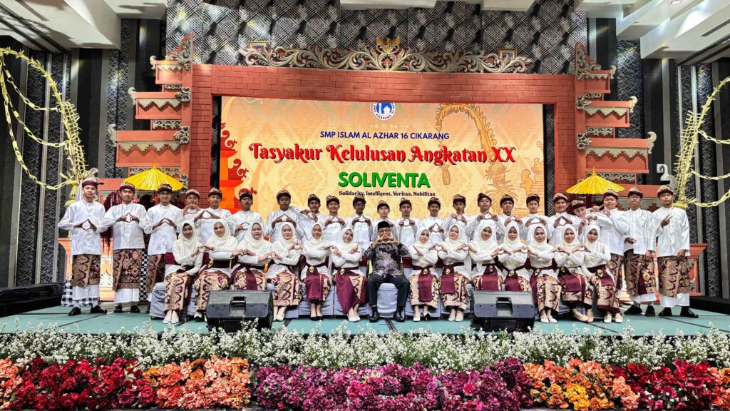 Foto bersama murid laki-laki dan perempuan kelas 9C Angkatan 20 SMP Islam Al Azhar 16 Cikarang dalam balutan busana tradisional yang elegan.