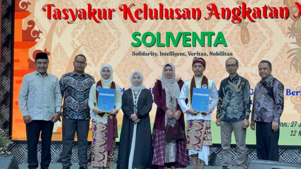 Sesi penganugerahan penghargaan Murid Teladan kepada Larasati Ainurrahmah Mumtaz dan Fathian Rafasya di atas panggung Tasyakur Kelulusan.