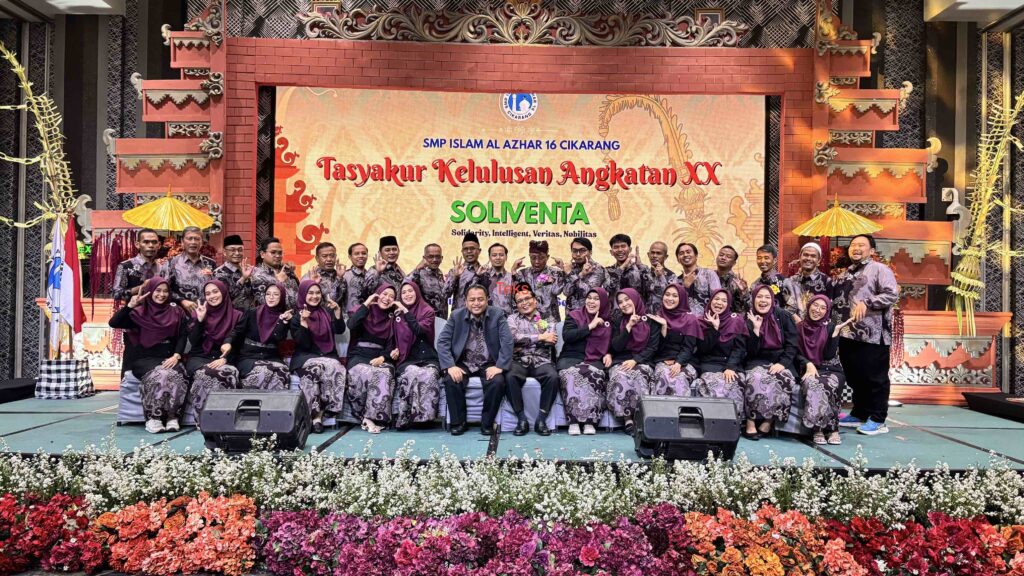 Momen kebersamaan Guru dan Karyawan SMP Islam 16 Cikarang