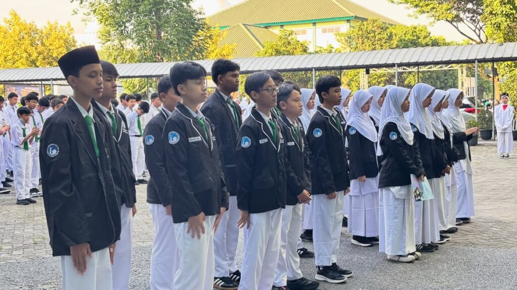Suasana khidmat pelantikan Satgas Adab Sekolah (SAS) yang dilantik langsung oleh pimpinan sekolah, menandai babak baru penegakan disiplin dan karakter Islami.