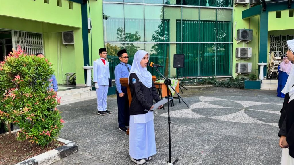 Perwakilan anggota SAS dengan lantang membacakan ikrar pelantikan di hadapan jajaran pendidik, mengukuhkan komitmen mereka dalam menegakkan adab di lingkungan sekolah.