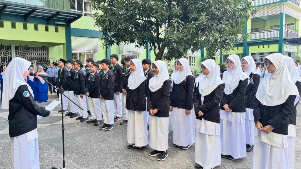 Barisan rapi anggota SAS yang mendengarkan dengan saksama saat prosesi pelantikan berlangsung, menunjukkan tingkat kedisiplinan yang tinggi.