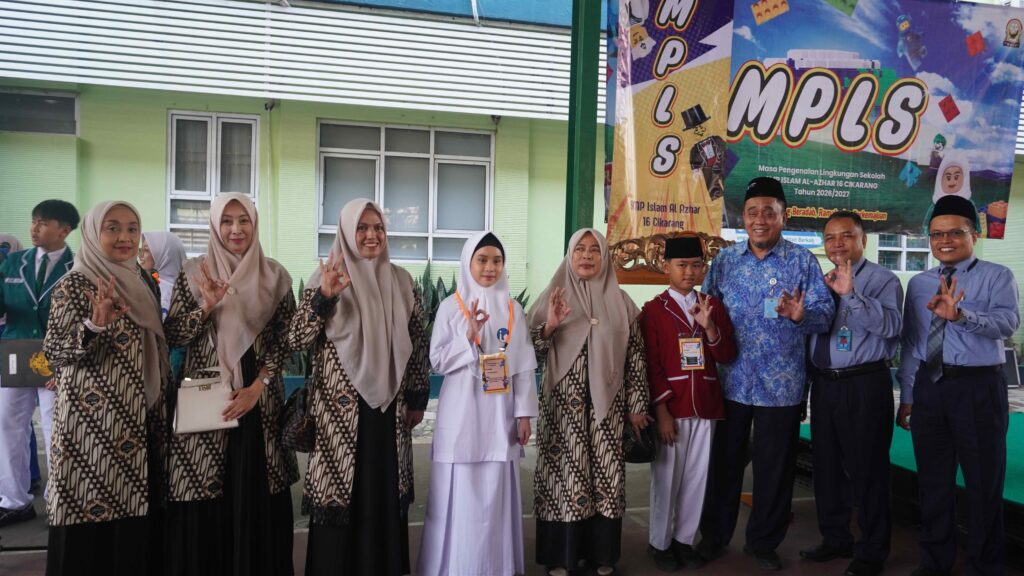 Jajaran Kepala Sekolah, Wakil Kepala Sekolah, Dewan Pengawas YPI Al Azhar, dan pengurus Jamiyyah berfoto bersama saat pembukaan acara MPLS 2026.
