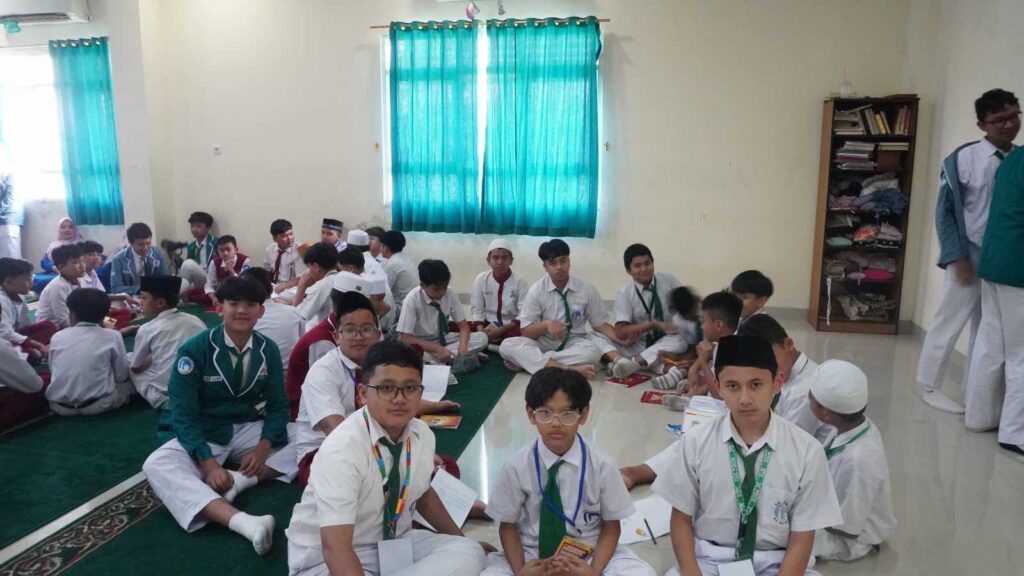 Wajah-wajah antusias murid laki-laki saat mengikuti sesi perkenalan dan dinamika kelompok pada hari pertama Masa Pengenalan Lingkungan Sekolah.
