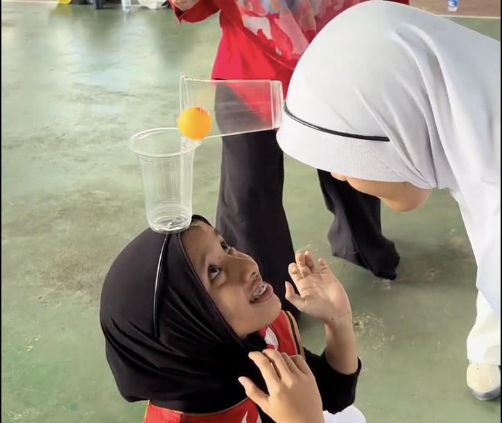 Estafet bola gelas menjadi salah satu permainan yang menguji kekompakan dan koordinasi peserta.
