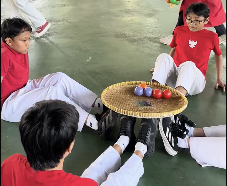 Murid mengikuti lomba bola tampah sebagai bagian dari rangkaian perayaan HUT RI ke-81.