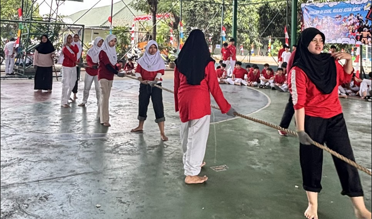 Antusiasme murid SMP Islam Al Azhar 16 Cikarang saat mengikuti rangkaian lomba kemerdekaan.